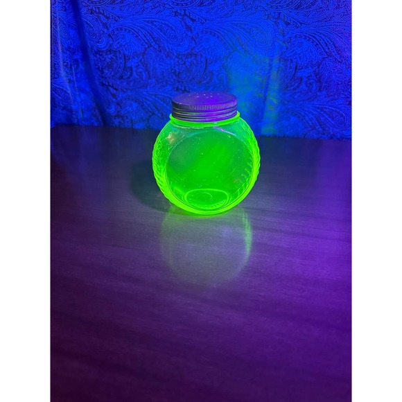 Uranium glass salt shaker with removable metal lid rare Hocking glass - Picture 3 of 10